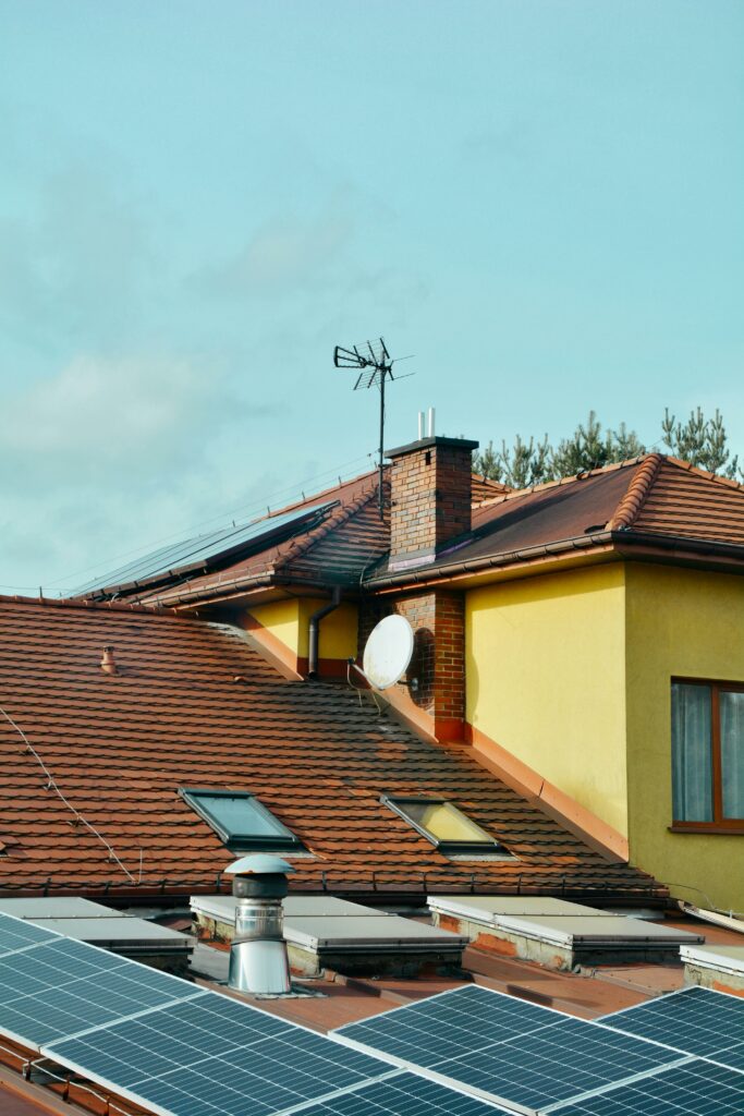 Les panneaux photovoltaïques, également appelés panneaux solaires, convertissent l'énergie solaire en électricité, une source d’énergie propre et renouvelable